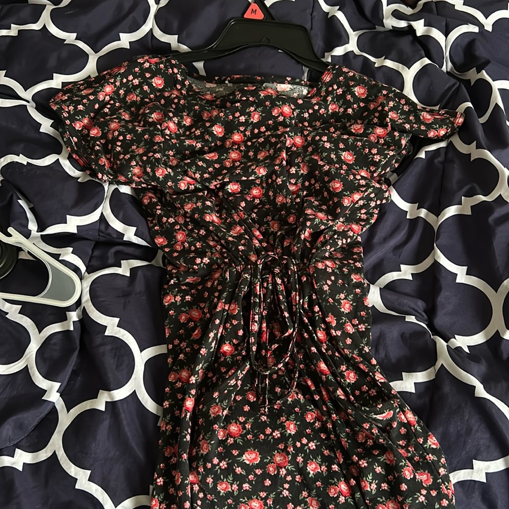 Cute cinched floral dress, knee length
